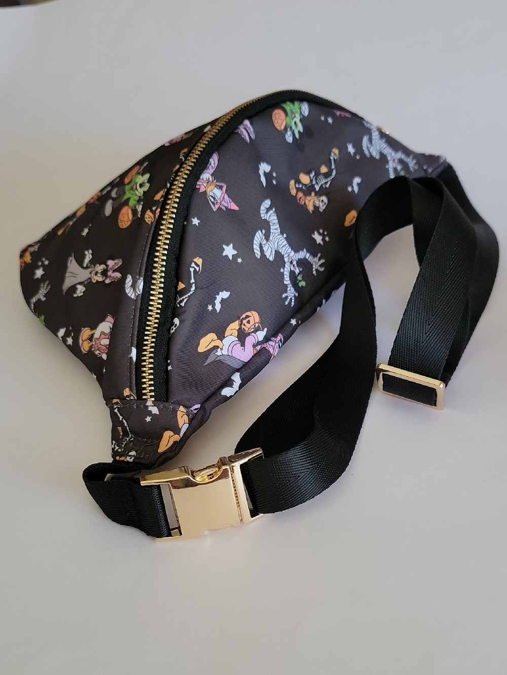DIXIE AND PARK BLACK HALLOWEEN PRINT CROSSBODY BELT BAG WITH DISNEY CHARACTERS - Picture 4 of 8